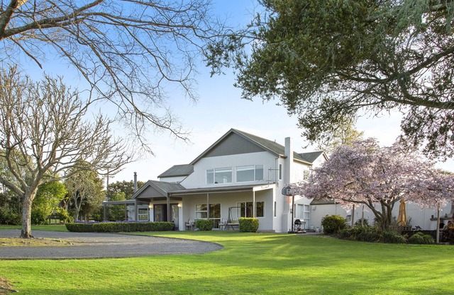 Large Family Home situated in the peaceful countryside with golf course!