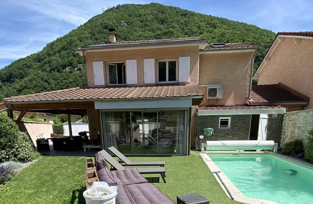 Large family house with swimming pool and jacuzzi on the road to the resorts