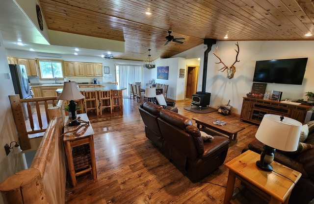Large House with 2 King Beds, Game Room and Deck, 60 minutes from Jackson Hole