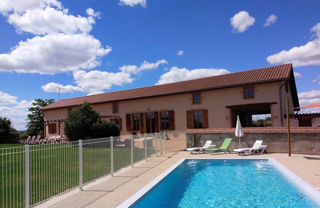 Large independent gîte for up to 20 people. with swimming pool in the heart of France