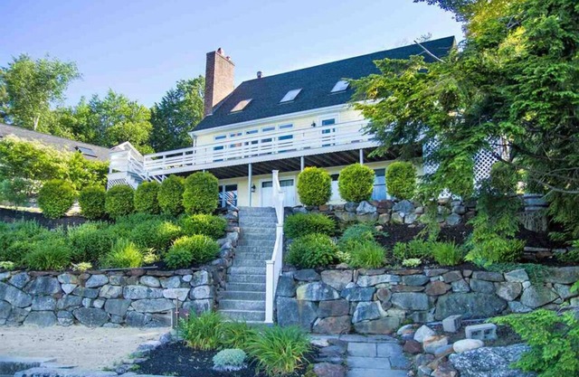 Large Lakefront Home - sleeps 13+