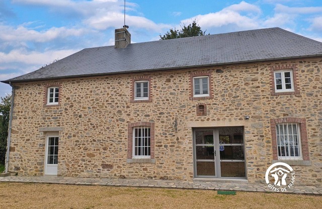 Large renovated stone house with fireplace, piano, and WiFi in Andouillé
