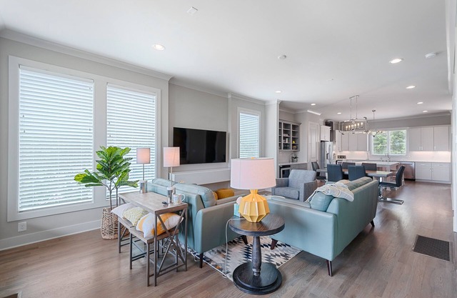 Large Riverhouse Getaway | City Views + Royal Beds