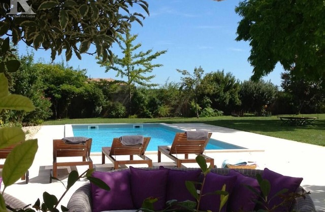 Large Stylish House, Pool, Ocean, Vineyards, Medoc