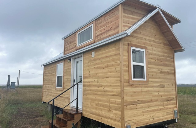 Large Tiny Home Cabin - Sleeps 6