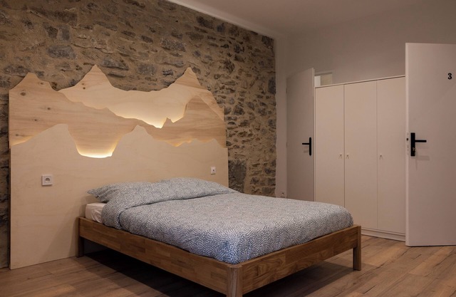 Large, very spacious bedroom (en-suite bathroom + WC)