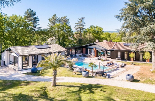 Large Villa with Pool: Perfect Escape!