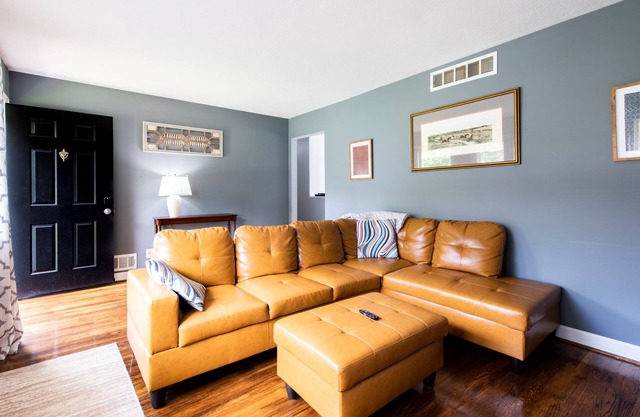 «Large yard big deck gas stove granite Grill lots of parking quiet neighborhood