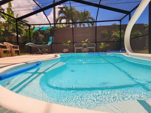 Largo Pool Retreat 1 Mile to Beach