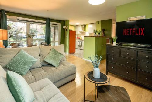 LastMinDeal 30 Percent Off Today Only! Luxury Comfort in the Heart of London, The Stylish apt w Netflix & Games & Parking, near Tower Bridge&The Shard-GeniusOffer-MobileOffers!