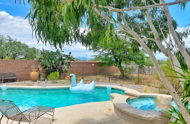 LAZY H BAR RANCH ESTATE, 3/2, AC, Pool, Hot Tub, BBQ, Horses and Dogs Welcome!