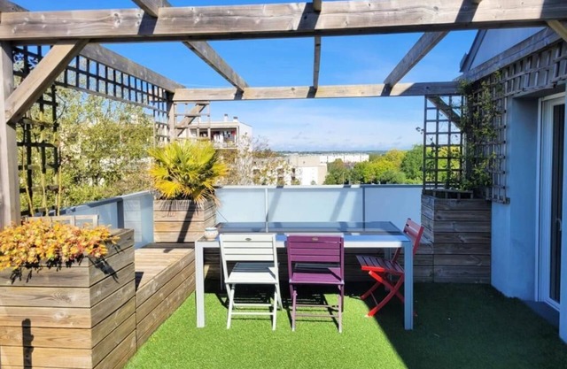 Le Nid: modern rooftop overlooking the city