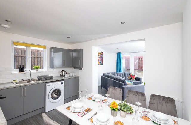 Leeds 4 Bed 2 Bath With Parking