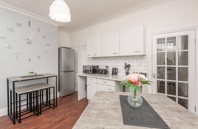 Leeds 4-bed House - Sleeps 9, Free Parking & Wifi