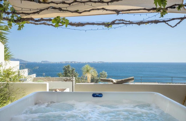 LES SUITES LOVE 3 SPA VUE MER PISCINe