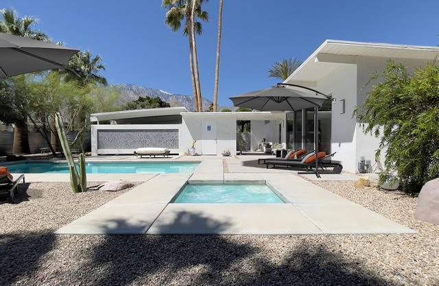 Les Trois Palmes - Modernized home featured twice on Palm Springs Modernism tour