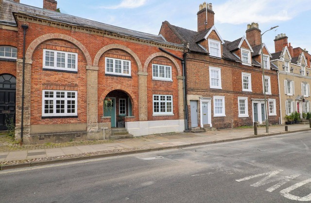 LIBERTY HOUSE, pet friendly, with open fire in Ashbourne