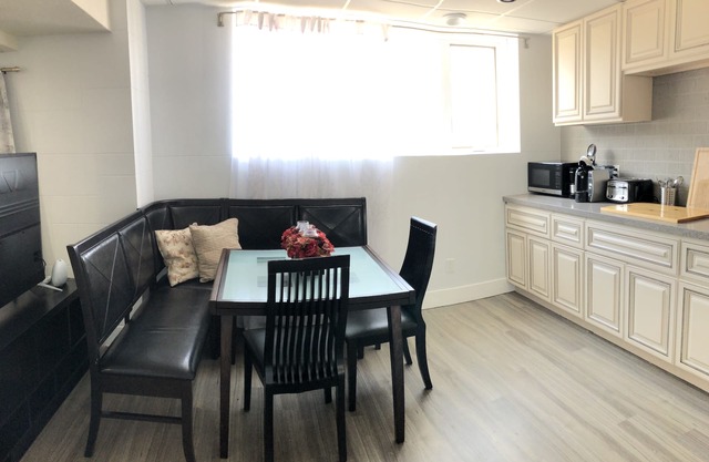 Licensed suite with hot tub near Summerhill Winery