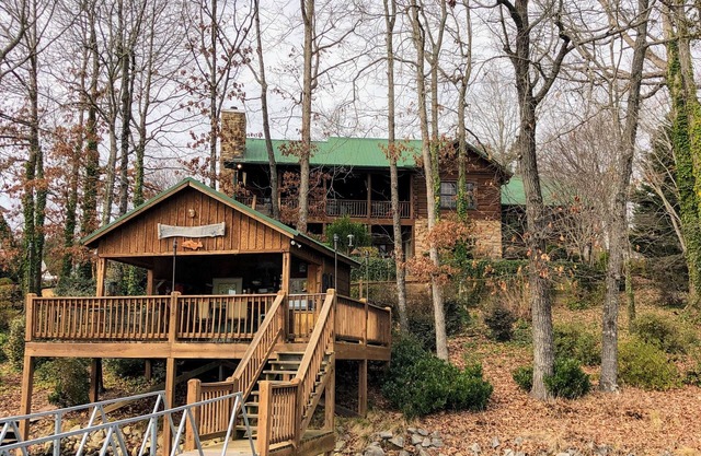 Life is Better at the Lake! Waterfront cabin on Lake Keowee