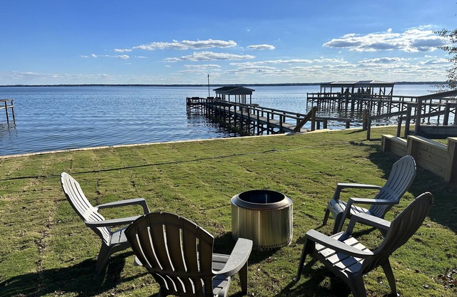 Life is better at the Lake nLakefront home that sleeps 13!