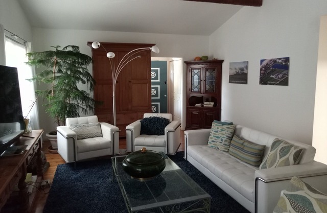 Light, Airy, Wood-floors, 1 mile from Southampton Village, Pet Friendly, sleep 6
