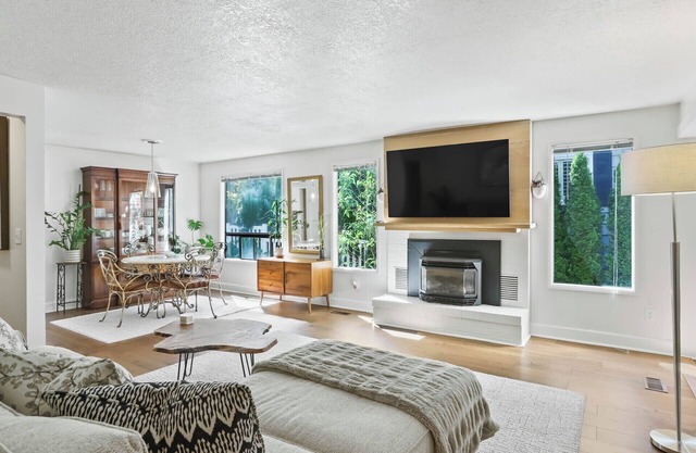 Light and Bright in SW Portland with Hot Tub