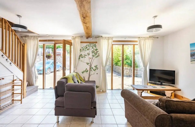 Light and spacious cottage, with exposed oak beams and floor to ceiling windows