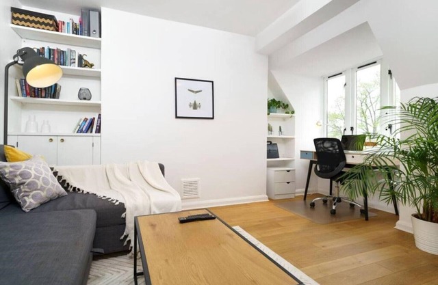 Light Spacious Apartment in Victoria Park Village