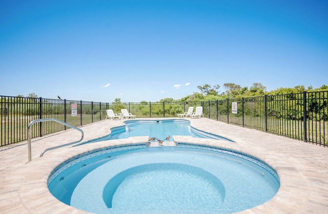 Lily's Pad: Coastal Cottage with Pool, Spa