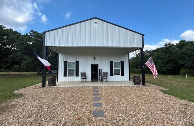 Little House on the Creek- 15 min from The Franklin Ranch 30 min from Kyle Field