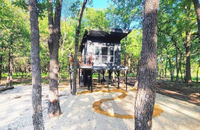 Little Luxe Romantic Treehouse Cabin