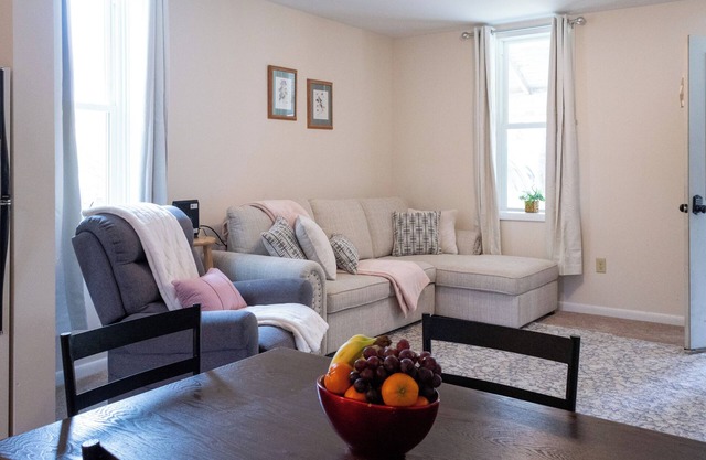 Little Red House on Hill Street 1bd, 1bth sleeps 4