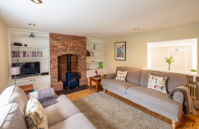 Little Tern Cottage - sleeps 4 guests in 3 bedrooms