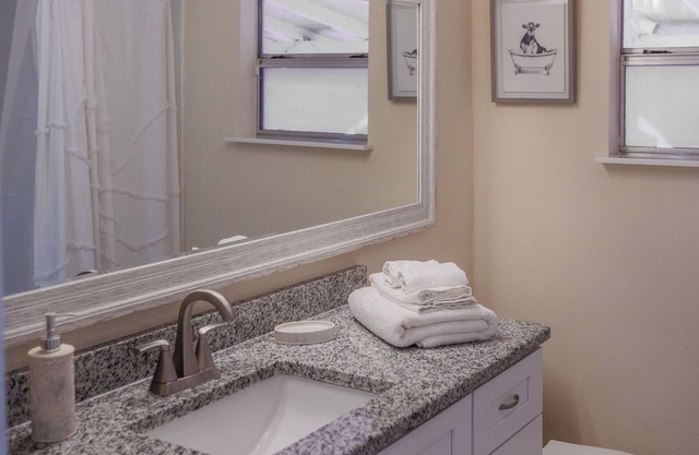 Live Like a Local in Lakeland’s Coziest Bungalow- Foosball, Fountain & Fast WiFi