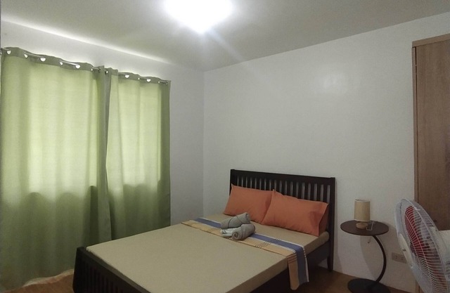 Liz transient housen4 bedroom/3 Toiletn16 guest can accupy