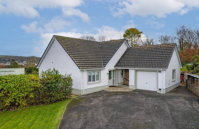 Llais Y Mor, A Family, pet friendly home with Coastal Views