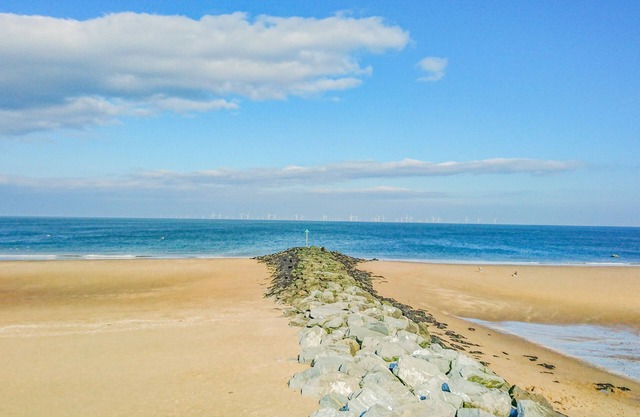 LLO BACH, pet friendly, character holiday cottage in Abergele