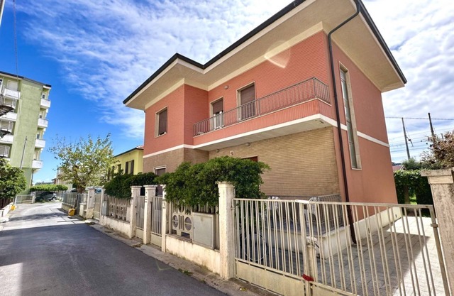 Location: privileged position, 30 meters from the sea, with large external court