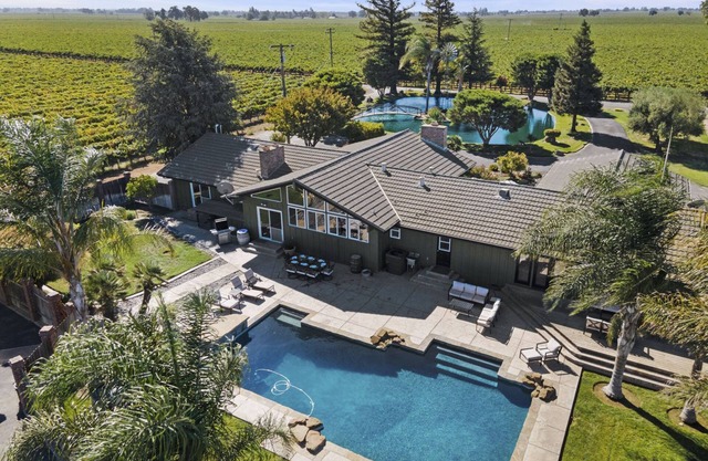 Lockewood Vineyards - Near Wineries, Wedding Venues & Minutes from Downtown Lodi