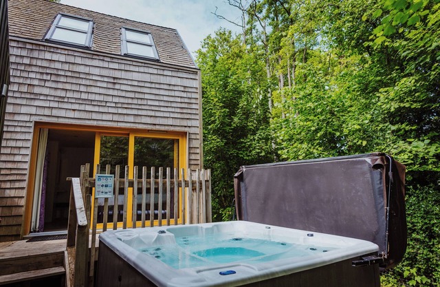 LODGE 16, pet friendly, luxury holiday cottage in Corfe Castle