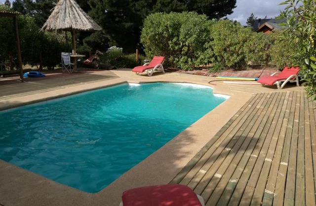 lodge con piscina privada, parcela de campo.