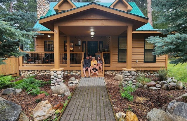 Lodge on Ponderosa. 4 sleeping areas. 2 Bathrooms. WiFi, fireplace, office