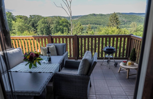 Log cabin for families & friends - with garden, fireplace & terrace
