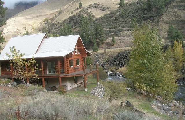 Log cabin for salmon, fishing, hiking, cross-country skiing, 50 minutes to ski