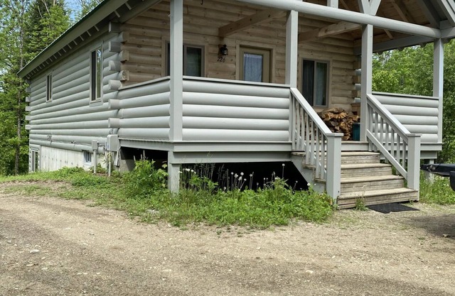 Log cabin~hiking, hunting, skiing, with direct snowmobile trail access.