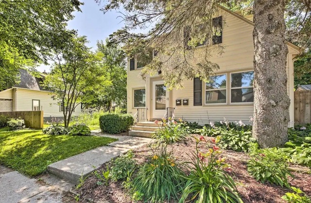 Logan Ave Holiday House - Upper