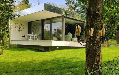 Logement insolite miroir dans la nature avec hottub