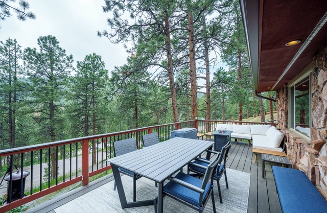 Lone Spruce Lodge- Mountain Tranquility with City Convenience in Evergreen