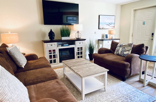 Look no further! Gulf of Mexico , steps to waterfront! Gulf Getaway 😀🌞🏝👙🌊