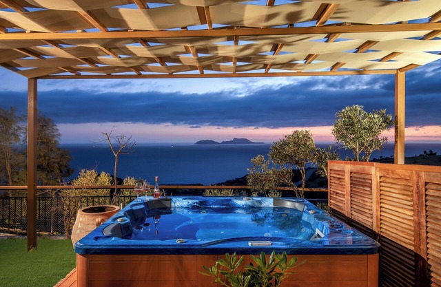 Lotzetta Giannios Suite with Hot Tub by Estia